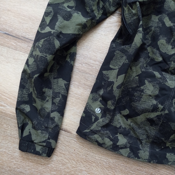 Lululemon Rise and Shine Fatigue Camo Rain Running Jacket Size 4 - Picture 5 of 10